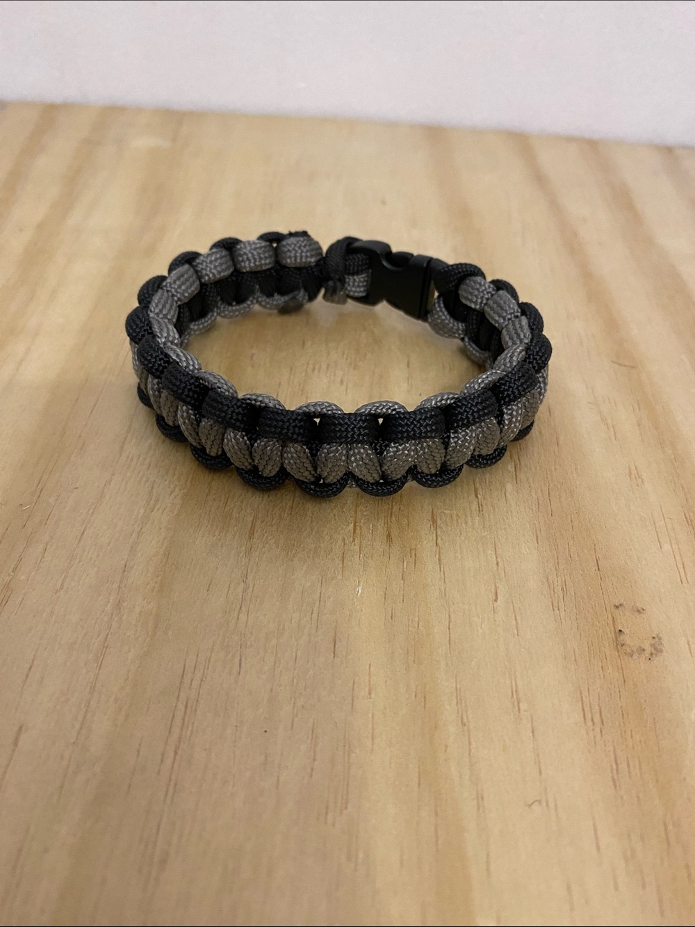 Men's Braided Paracord Bracelet in Gray and Black